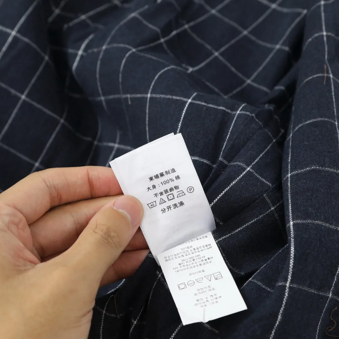 P350 #R25 Ralph Lauren/Ralph Lauren classic unisex old cadre zipper jacket RL12168 Same style as Yi Mengling Item number: RL12168 Recommended by many fashion bloggers, the Harrington jacket's lapel zipper windproof design perfectly blends casual style with street trend elements, making it very suitable for neutral wear. The fabric texture of the jacket is excellent and comfortable to wear. It is a very versatile and trendy jacket. Original development, 100% pure cotton fabric, exquisite embroidery, evergreen style for all seasons, feel free to buy it, retro will never go out of style!  Color: Khaki Black Navy Dark Green Brown Size: S/M/L/XL Length: 68/70/72/74 Bust: 128/132/136/140 Shoulder Width: 52/53/54/55